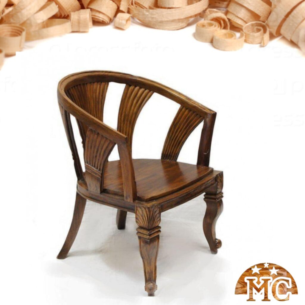 Купить деревянные симферополь. Кресло деревянное. Кресло из дерева. Кресло из дерева с подлокотниками. Массивные деревянные кресла.